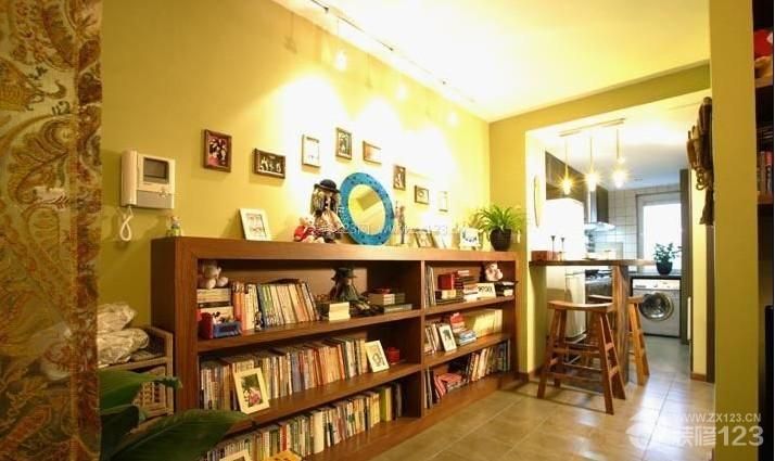 玄关装修 玄关装饰 休闲区装饰 休闲区装修 纯色壁纸 大花图案窗帘 射灯 简易吧台 吧凳 书柜 储物柜 玄关柜 墙面设计 墙面壁纸 黄色墙面 照片墙 褐色地砖 
