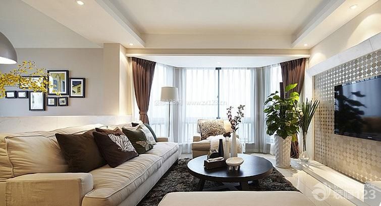 现代简约风格 纱帘 小客厅 三室两厅装修设计 窗帘布艺 纯色窗帘 房屋客厅 电视背景墙 背景墙壁纸 石膏板背景墙 背景墙设计 几何图案壁纸 射灯 落地灯 石膏板吊顶 家装吊顶 黄色地砖 地垫 榻榻米地台 墙面壁纸 石膏板墙面 墙面设计 装饰品 落地窗 多人沙发 单人沙发 软沙发 沙发垫 沙发凳 木质茶几 圆形茶几 